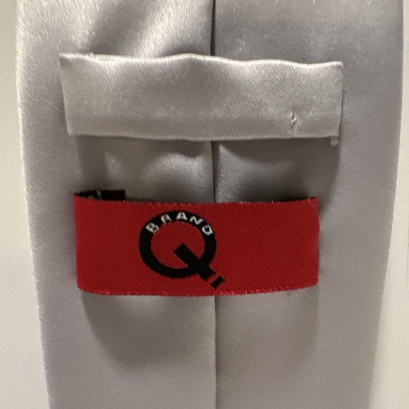 BRAND Q Mens Silver Necktie Tie 100% Satin Designed From Italy Has Flaw - Picture 3 of 5